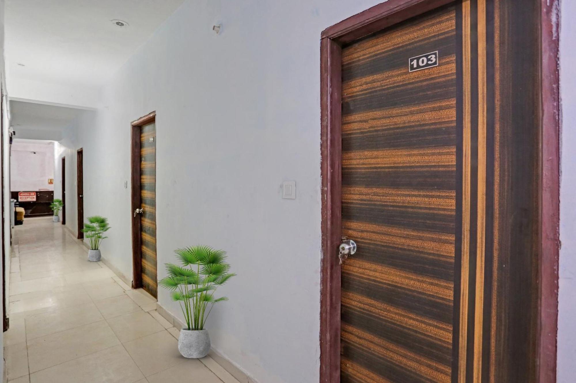 Hotel O Imperial Residency Near Dashrath Puri Metro Station ニューデリー エクステリア 写真